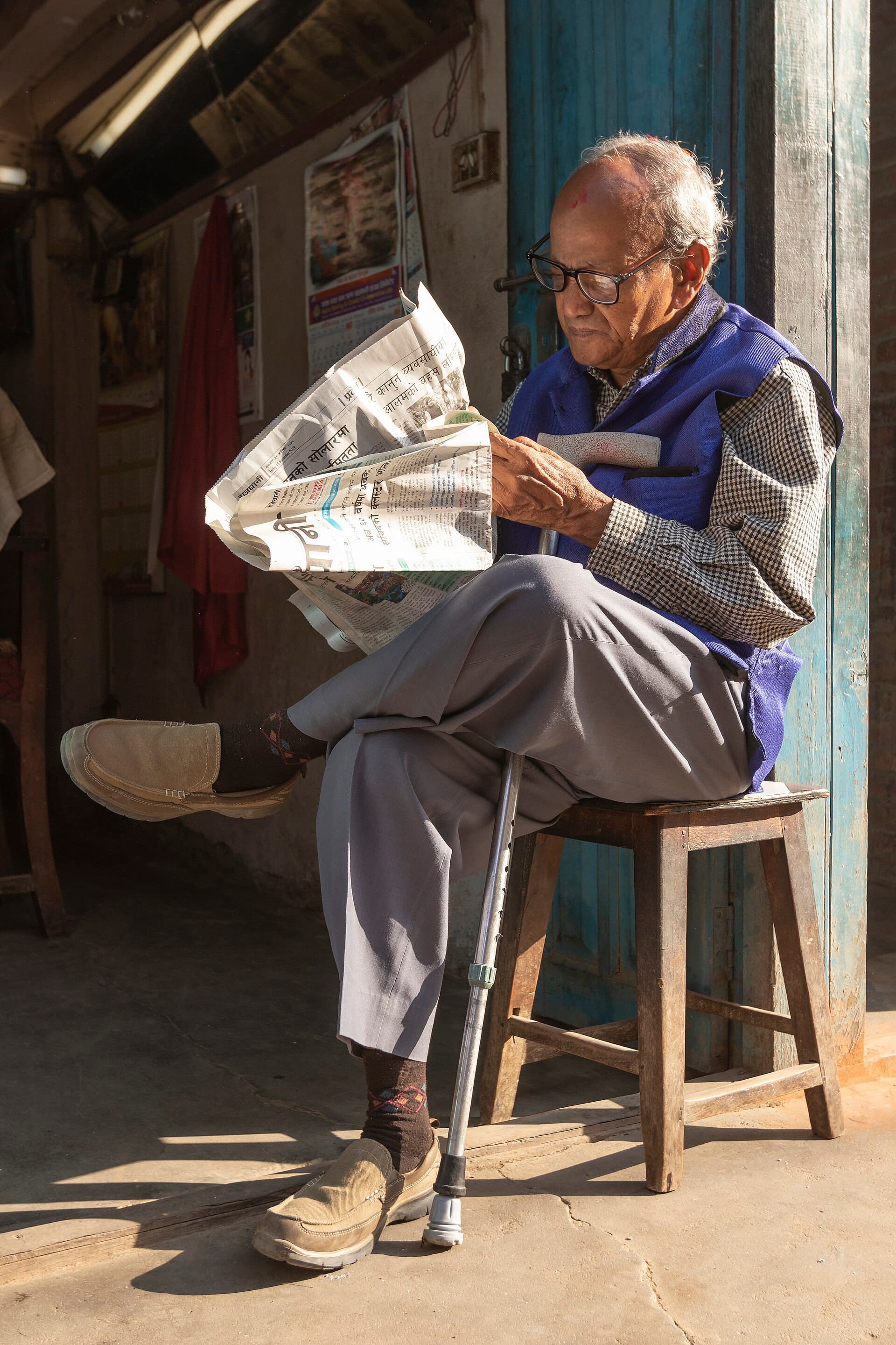 बसन्तपुरमा बिहानै पत्रिका पढ्दै एक पाठक।