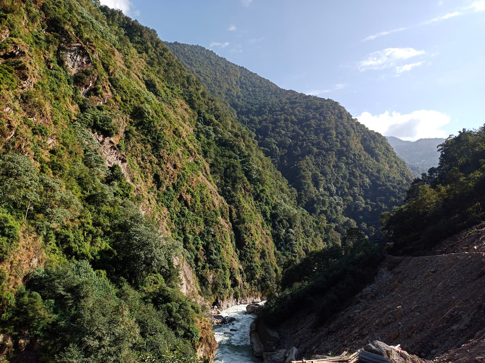 सिन्धुपाल्चोकको तातोपानीमा भोटेकोशी नदी।