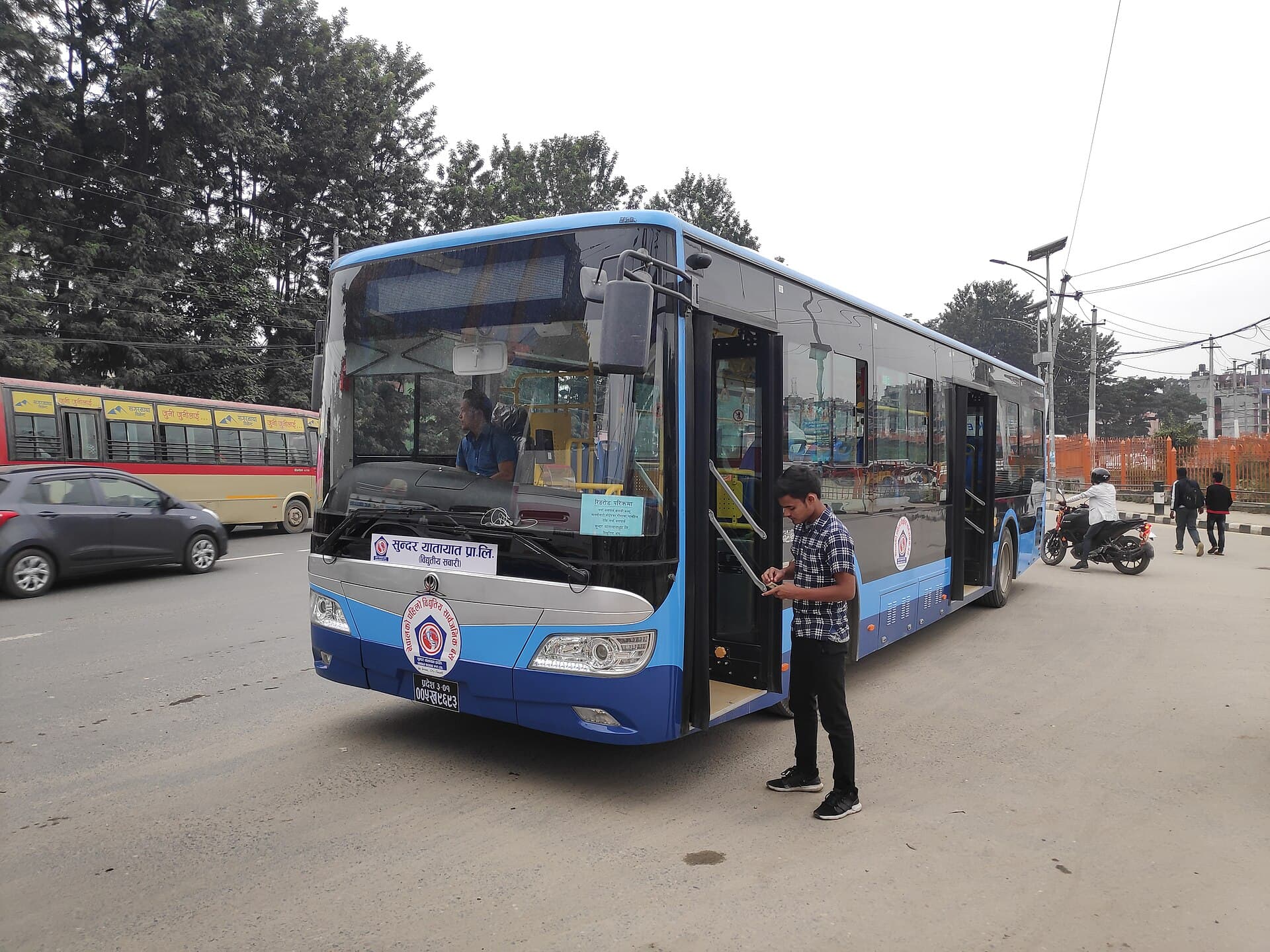 काठमाडौंमा सञ्चालित विद्युतीय बस।